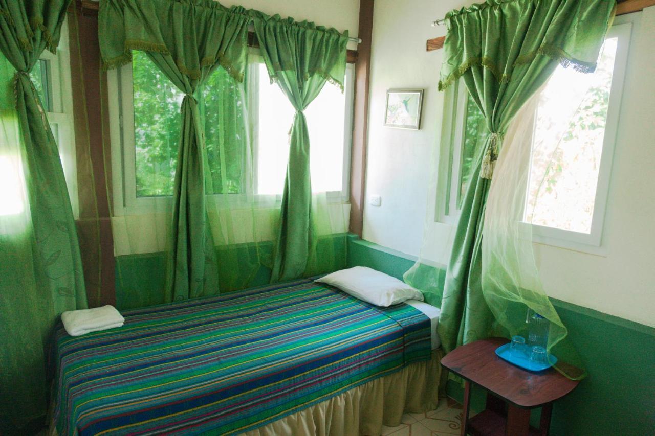 Zapote Tree Inn فلوريس المظهر الخارجي الصورة